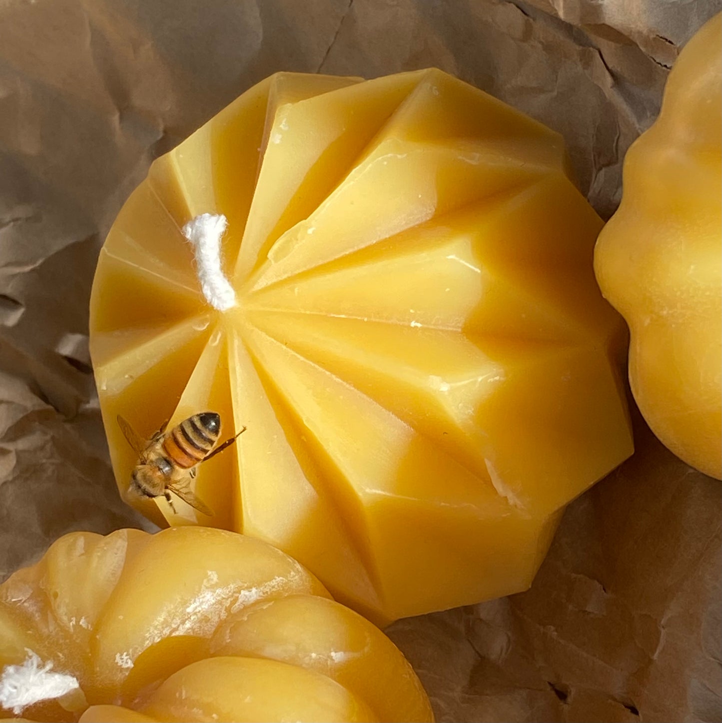 100% Beeswax Geometric Diamond (15hr burn time)
